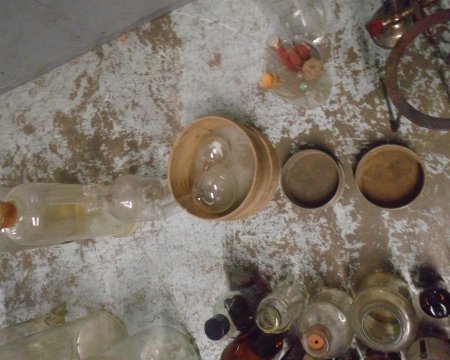Beaker with qty test tubes 